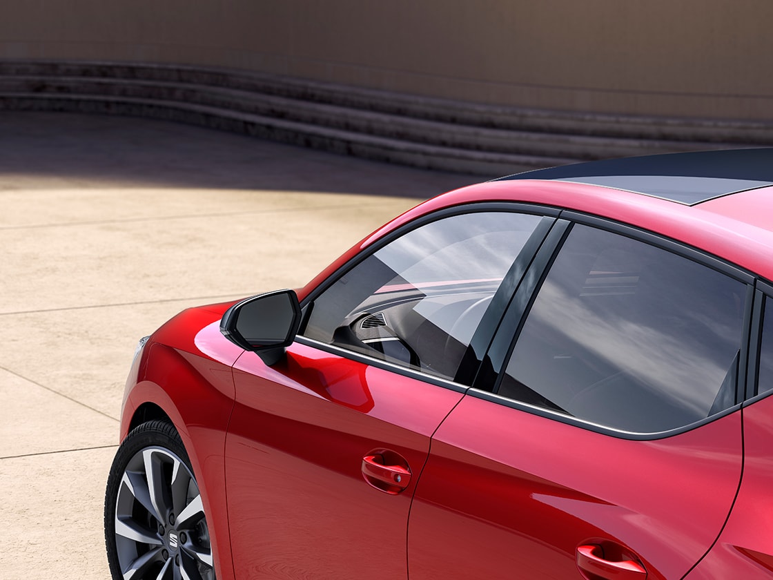 Asistente de emergencia en el portón trasero del SEAT León Sportstourer rojo, que ofrece el nivel de seguridad de los premios a los coches nuevos. Esta tecnología aporta un increíble valor.