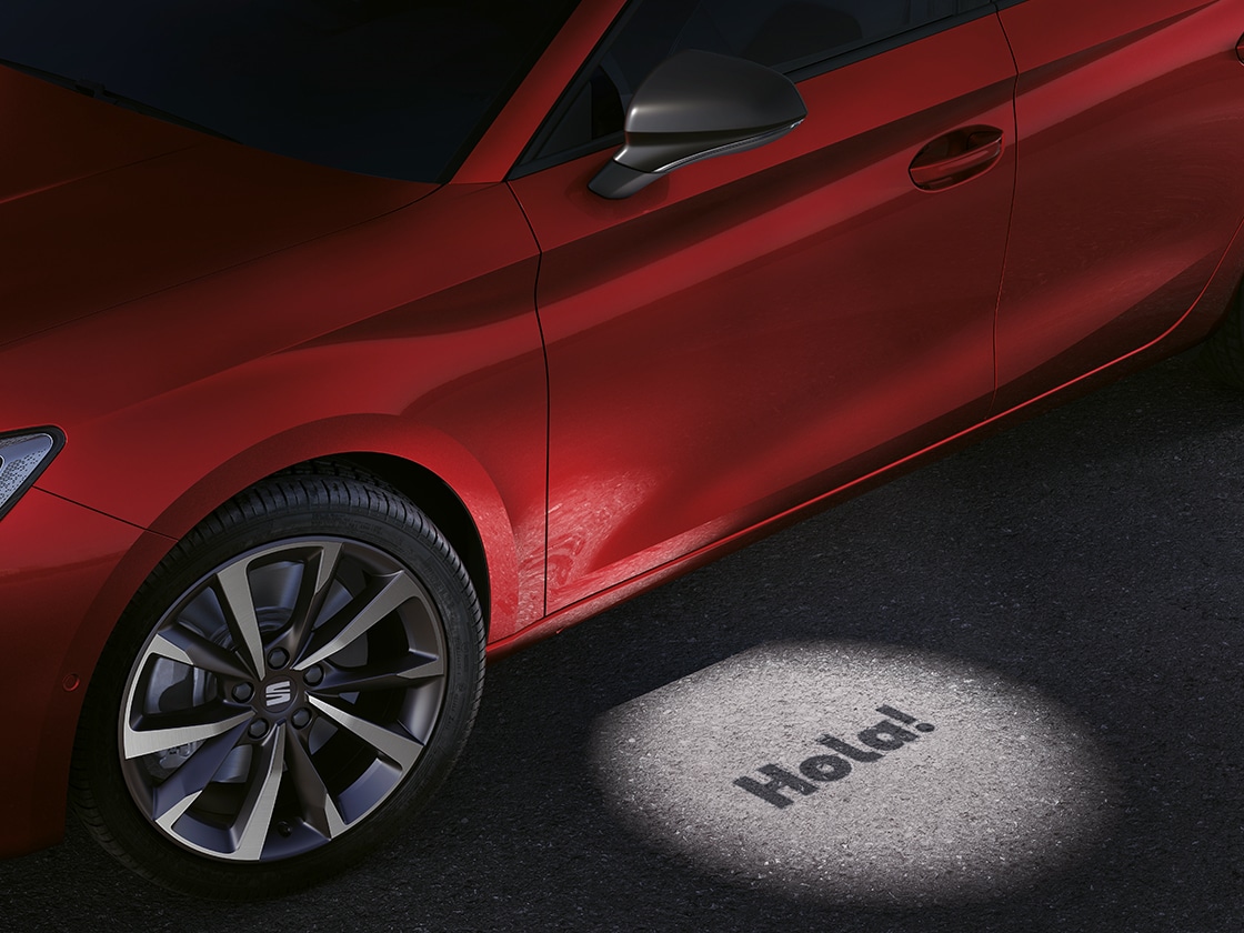 Luz de bienvenida del SEAT León, que proyecta "¡Hola!" para saludarte con estilo, como parte de su galardonado diseño premiado.