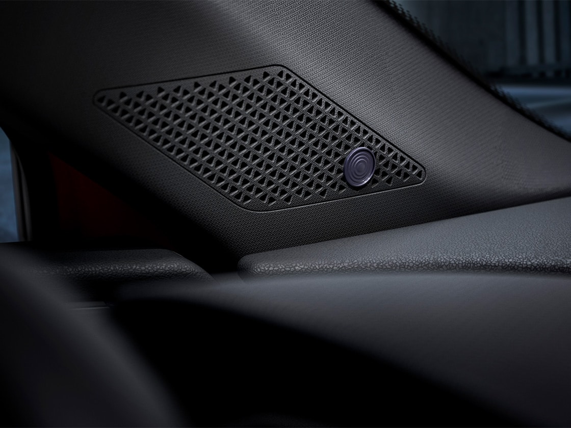 Primer plano del altavoz interior donde se ve un ejemplo de cómo el SEAT Sound System distribuye la acústica dentro del vehículo.