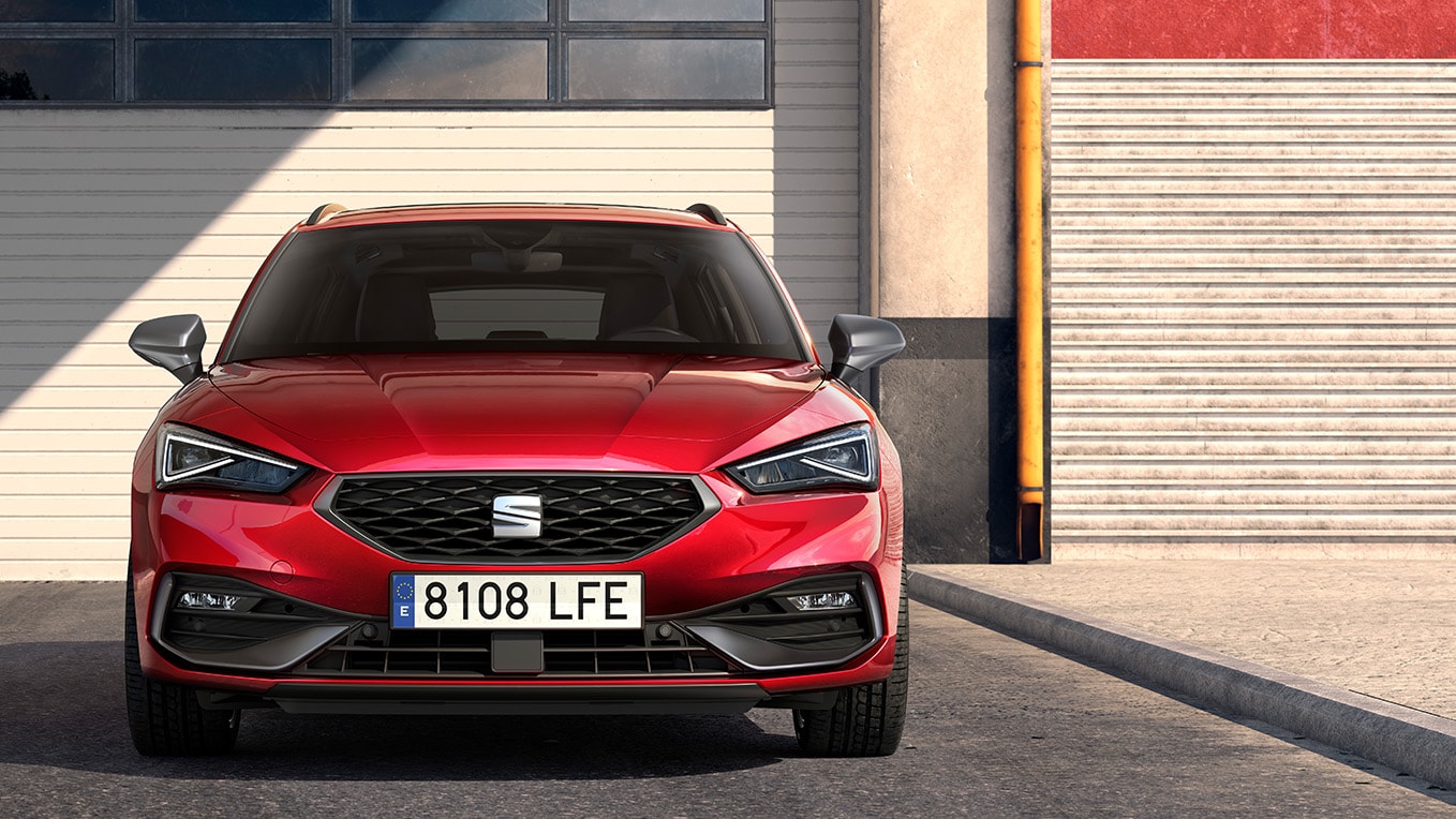 Un primer plano de la parrilla delantera del SEAT León en rojo Desire, donde se ve su feroz y elegante diseño.