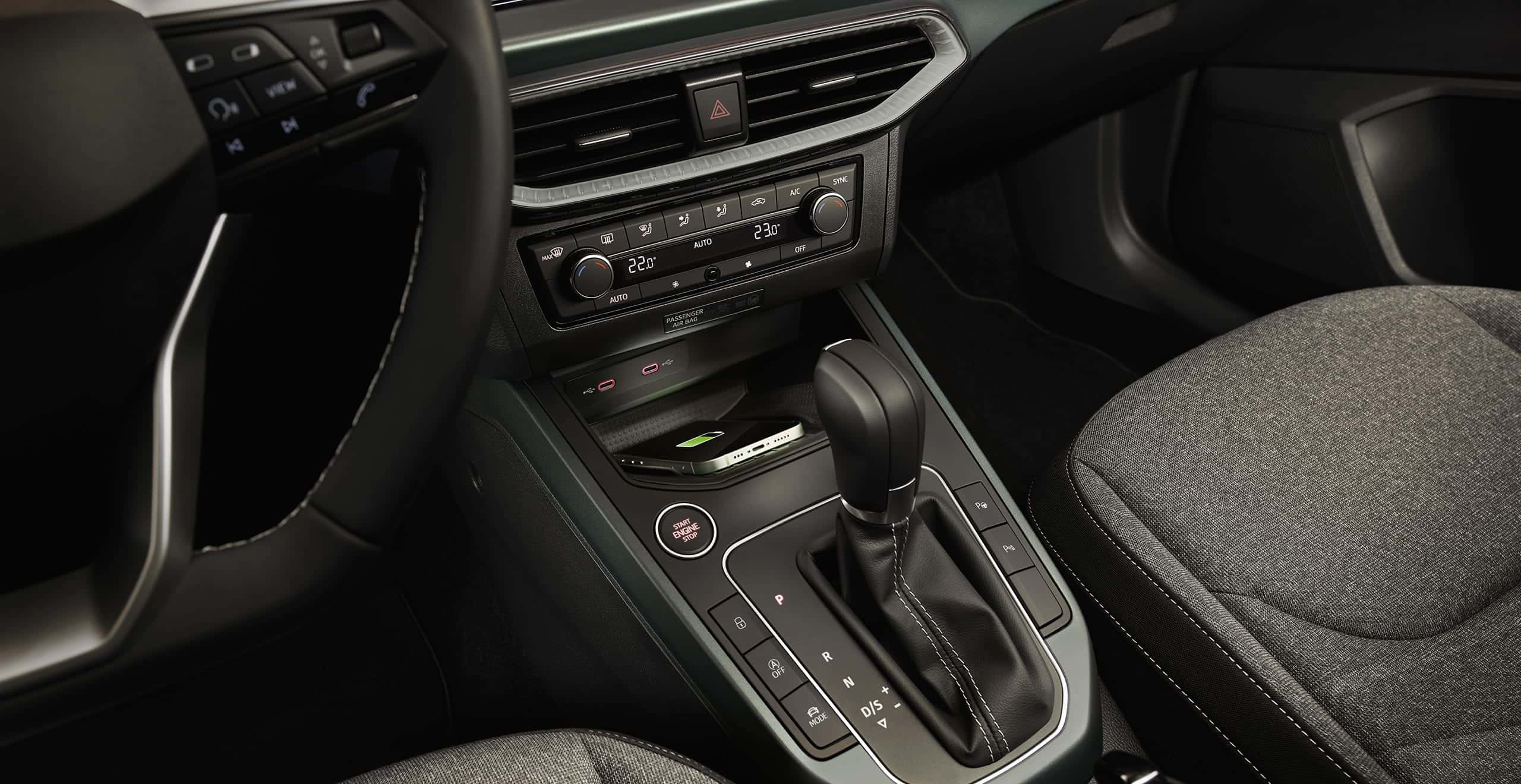 Vista interior del SEAT Arona con un smartphone conectado a la pantalla de infoentretenimiento