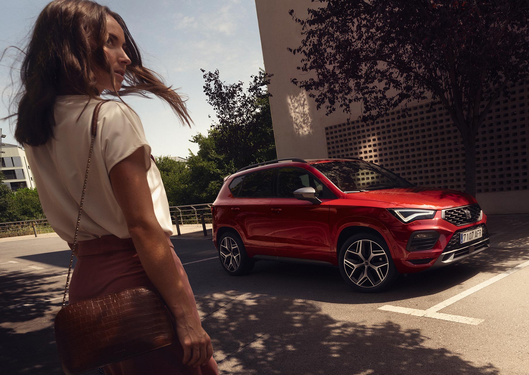 mujer-caminando-hacia-seat-ateca-color-rojo-velvet