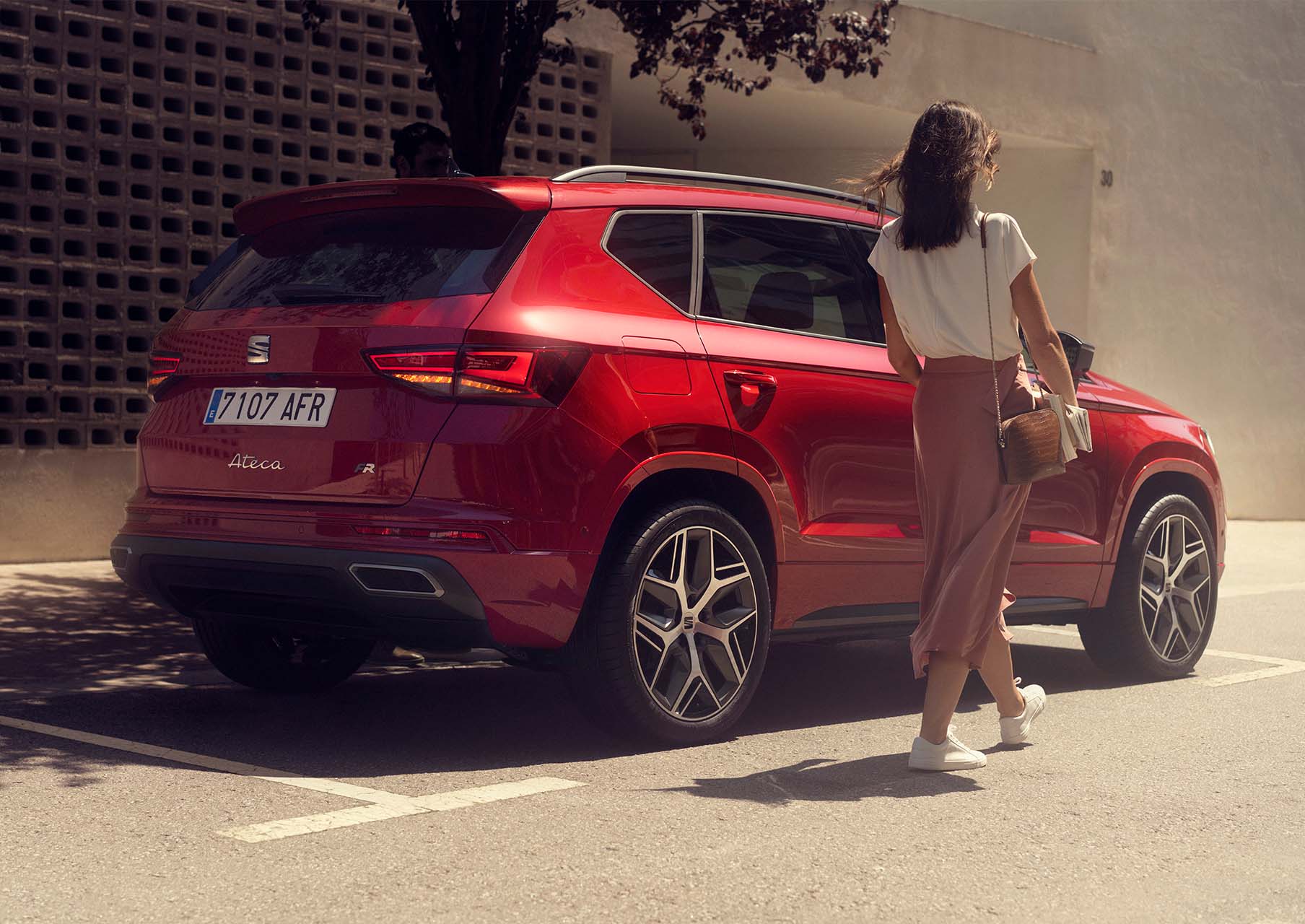 mujer-caminando-hacia-seat-ateca-color-rojo-velvet