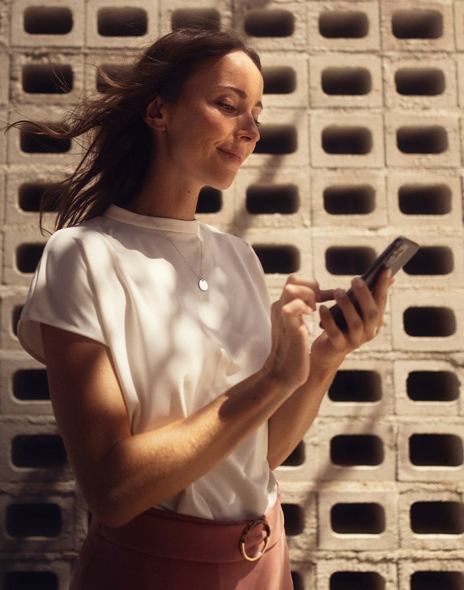 mujer-con-su-smartphone-se-conecta-a-seat-connects