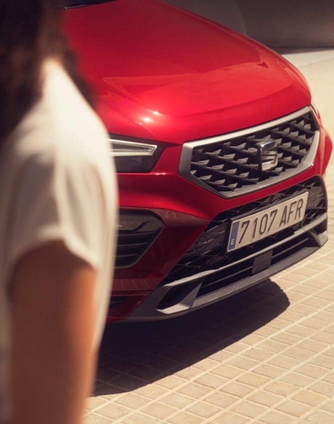 seat-ateca-color-rojo-velvet-con-parrilla-delantera