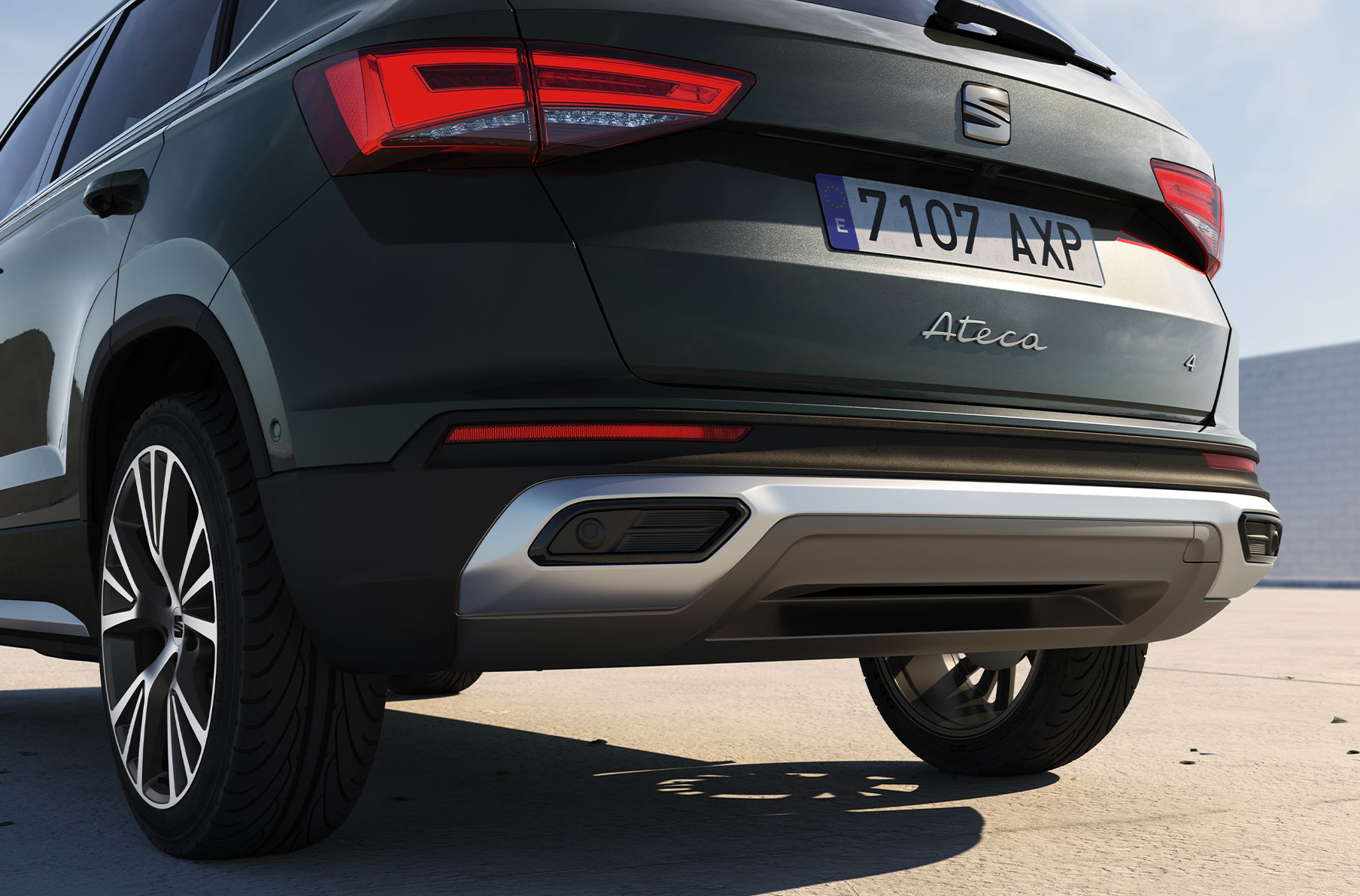 seat-ateca-color-dark-camouflage-con-tubos-de-escape-traseros