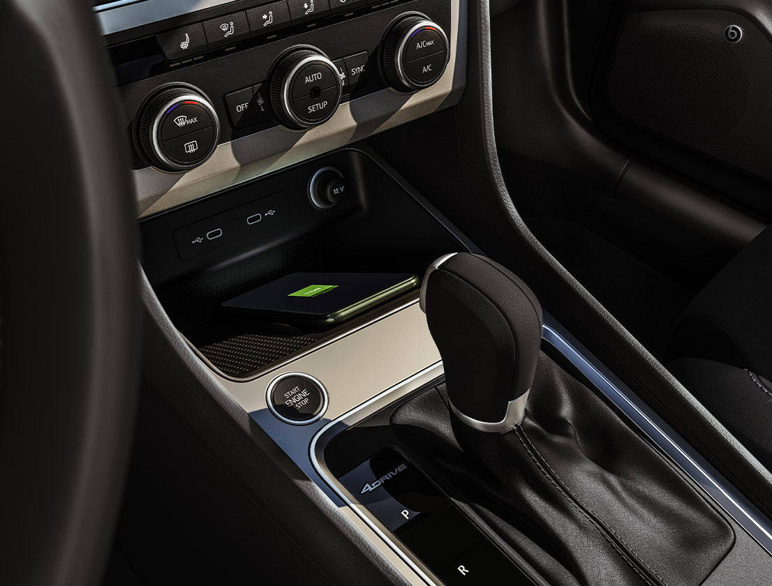 seat-ateca-pomo-de-marchas-del-coche-y-smartphone-conectado-inalámbrico