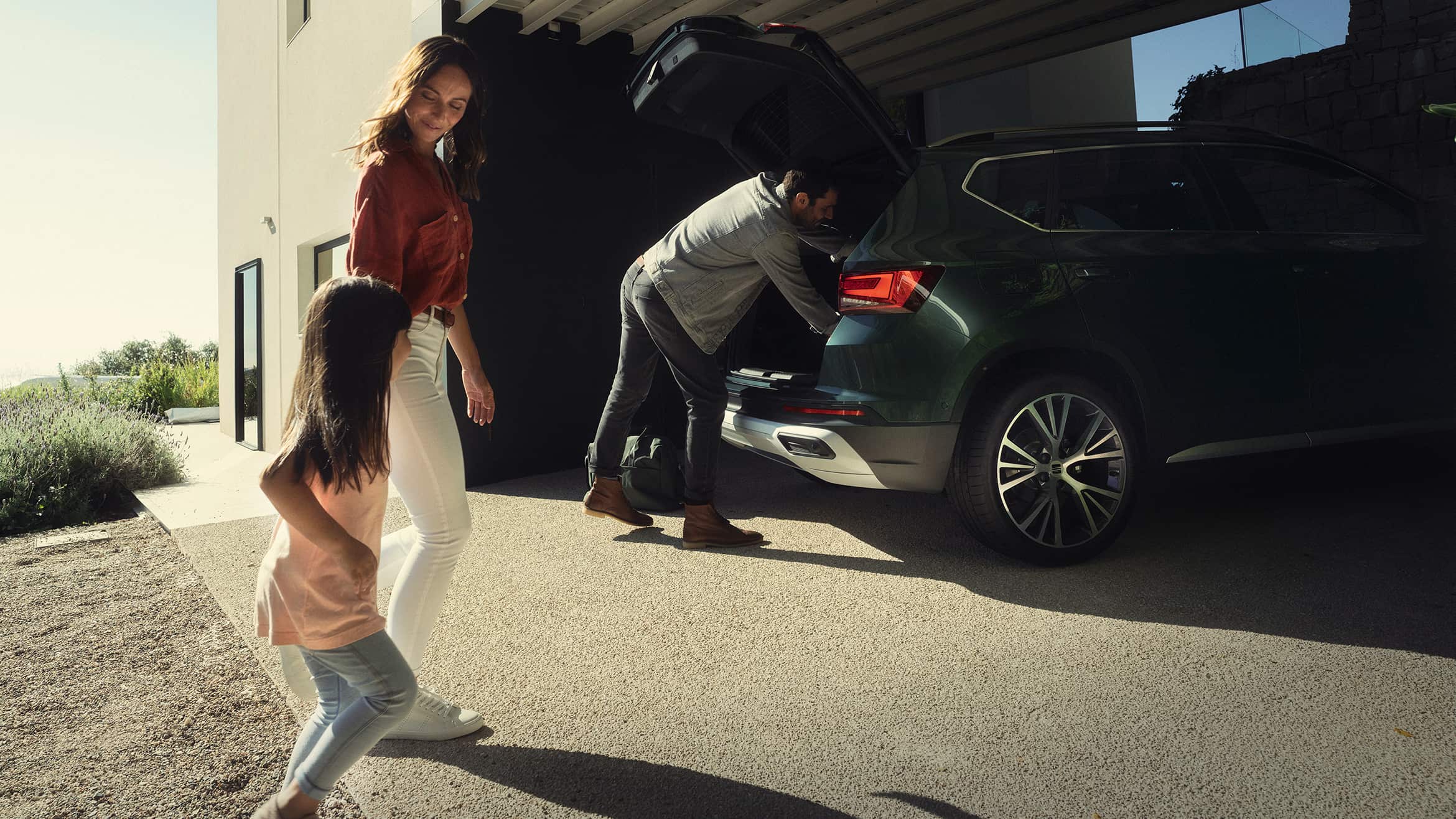 familia-disfrutando-del-seat-ateca-color-dark-camouflage-maletero