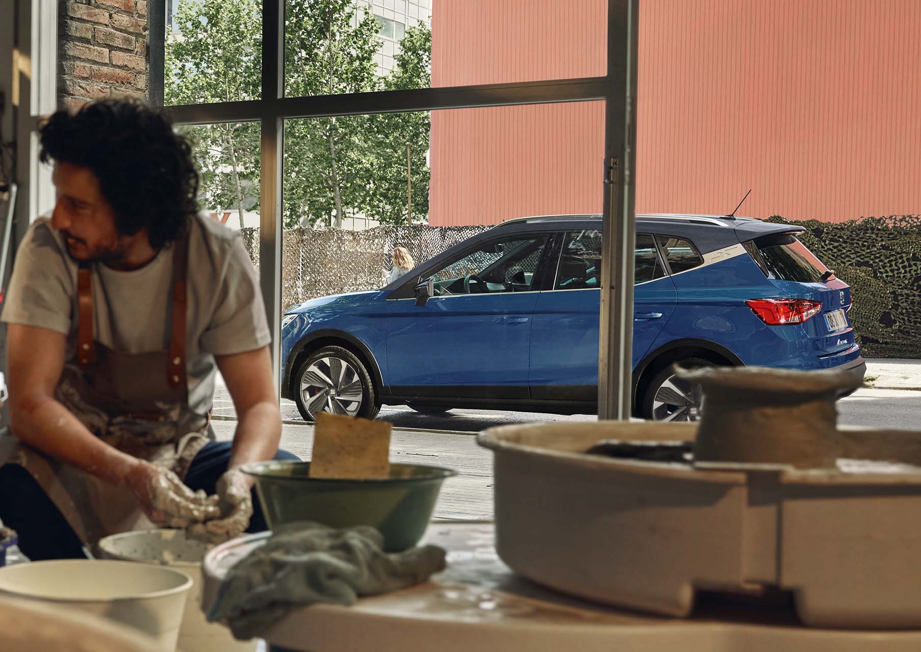 seat-arona-fr-azul-sapphire-fuera-de-tienda-de-cerámica