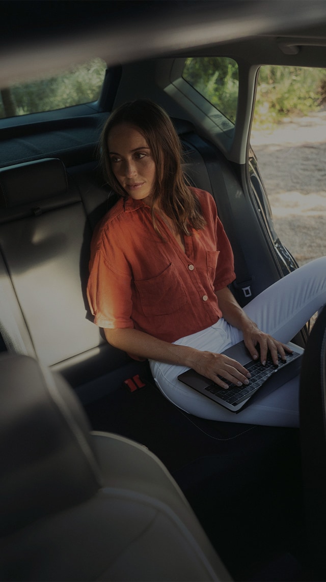 mujer-sentada-en-seat-arona