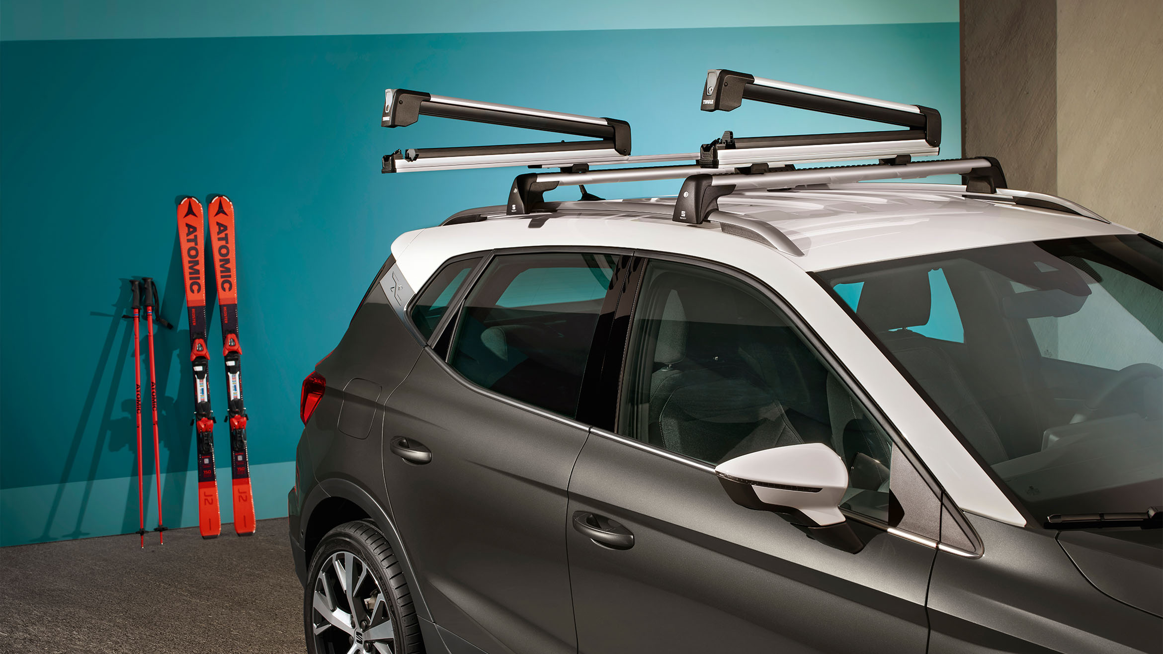 SEAT Arona con accesorio portabicicletas acoplado en parte trasera