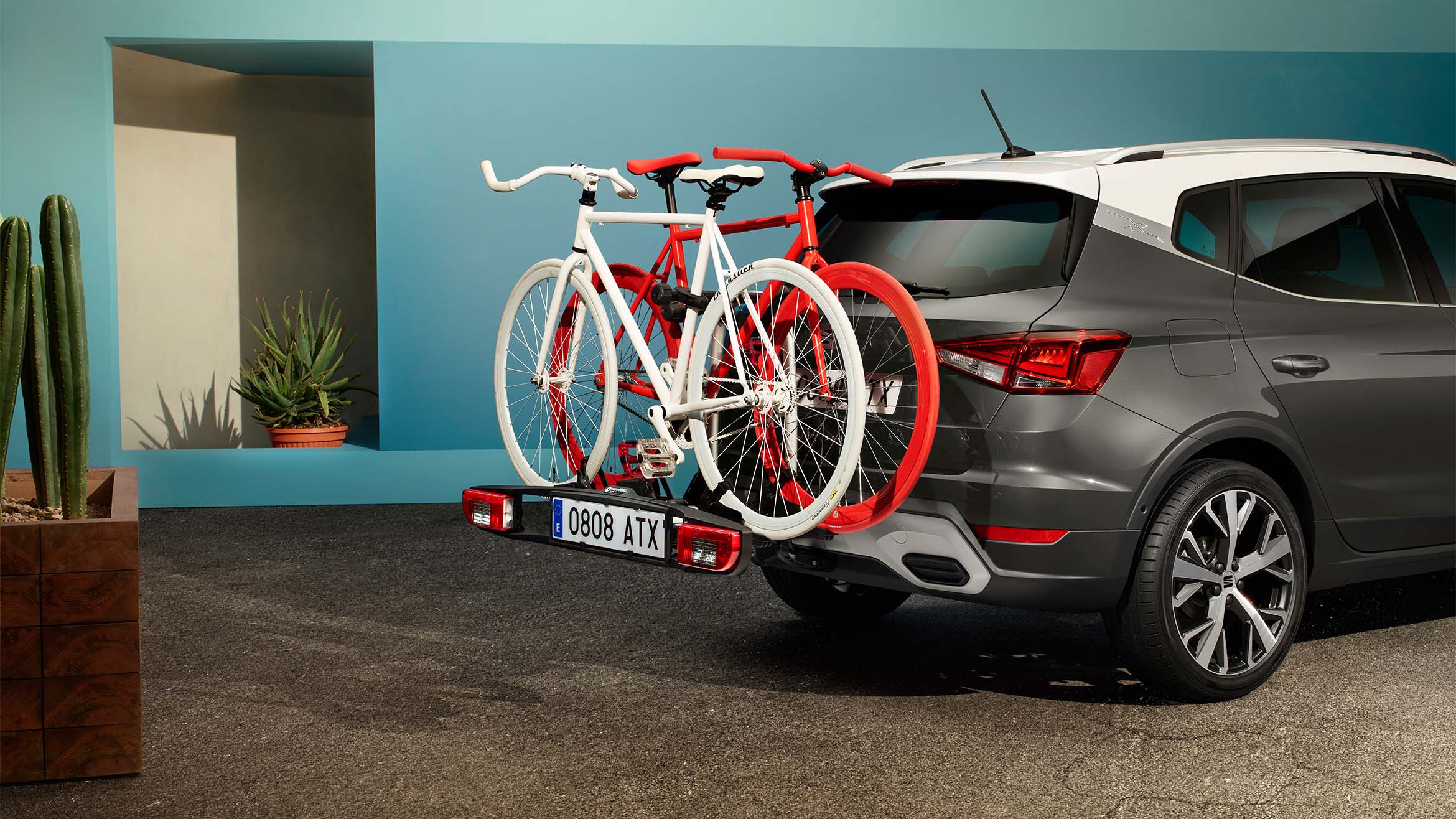 SEAT Arona con accesorio portabicicletas acoplado en parte trasera
