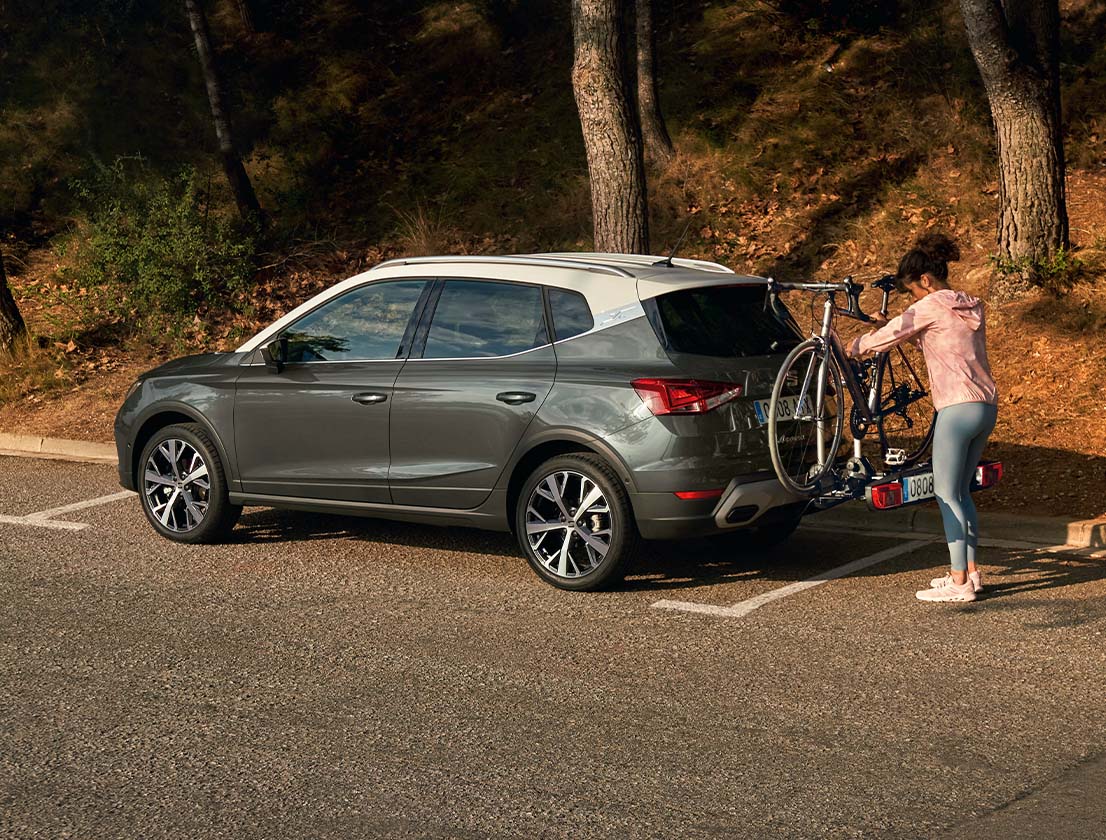 mujer-quitando-bici-del-portabicis-seat-arona