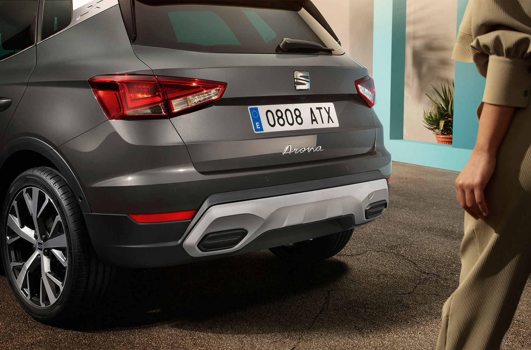 seat-arona-parachoques-trasero-y-tubos-de-escape