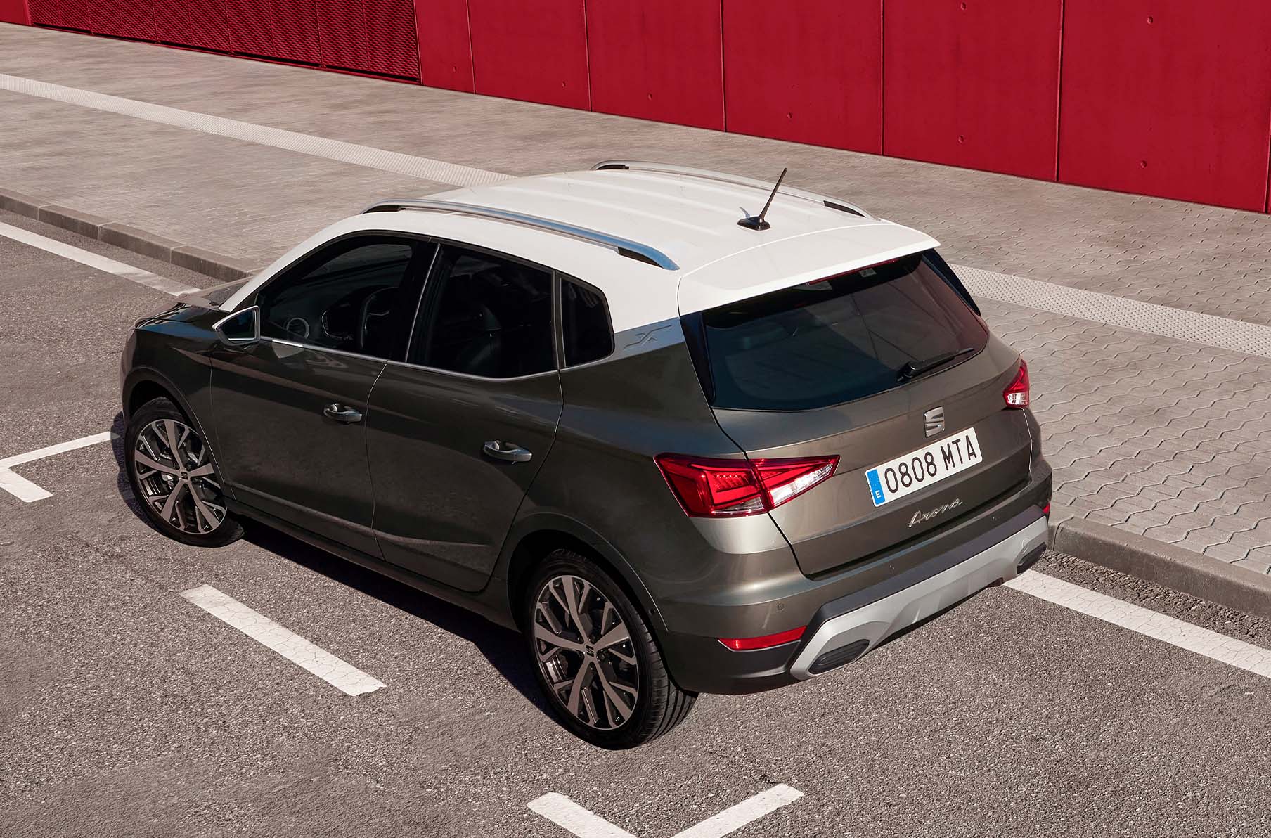 SEAT Arona crossover urbano en color gris Gliff con techo bicolor