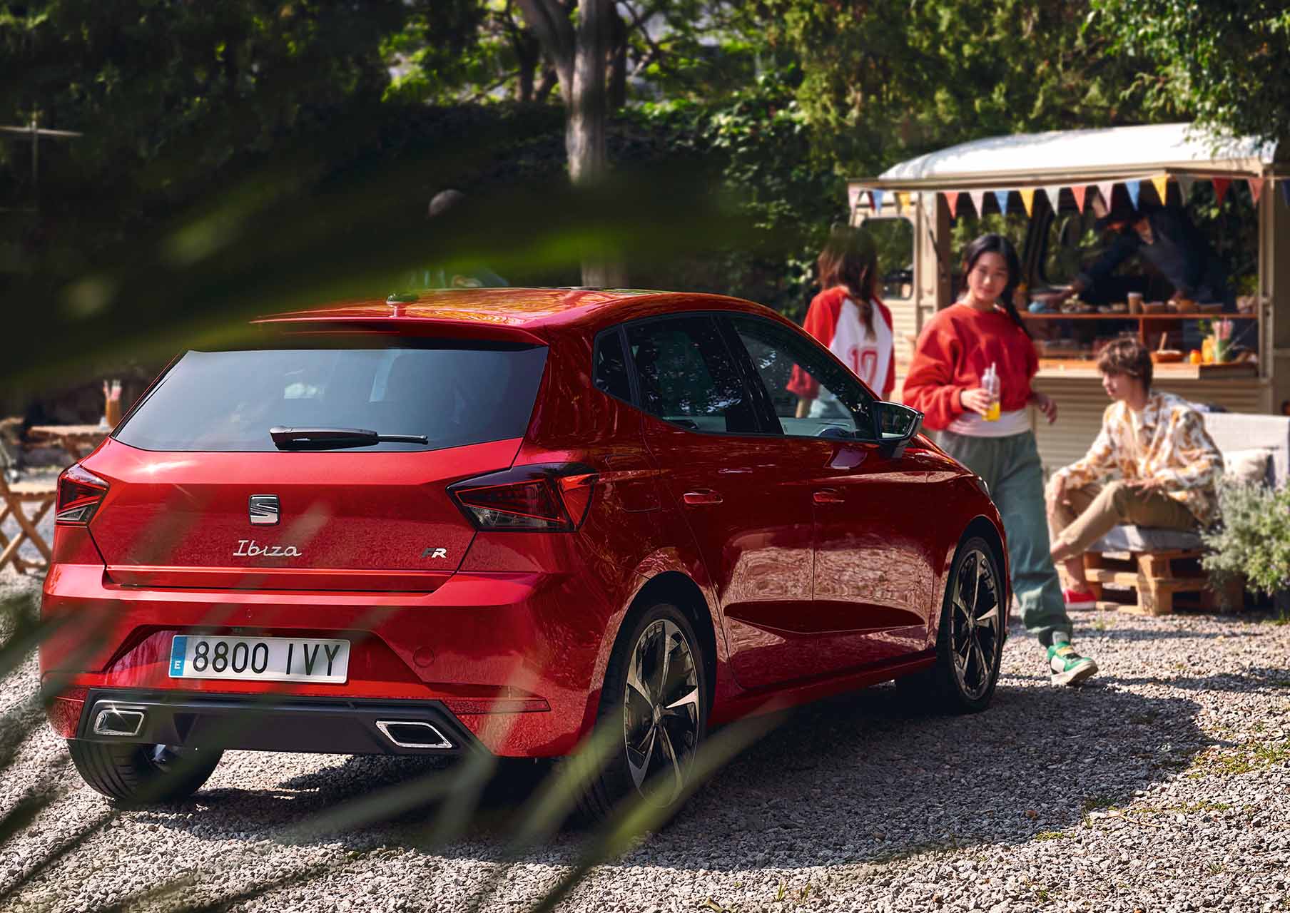 amigos-caminando-seat-ibiza-color-rojo-desire