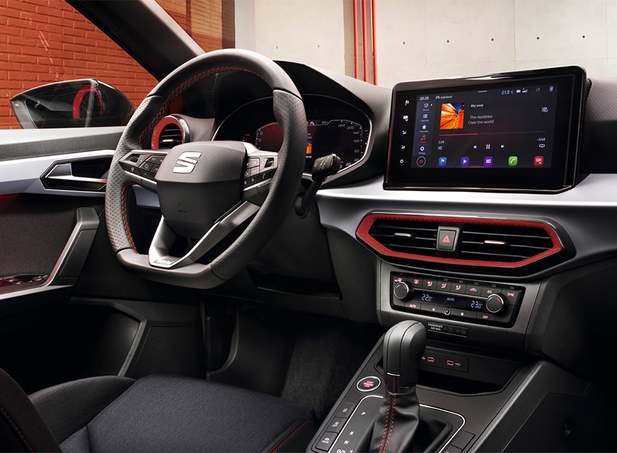 Vista interior del SEAT Ibiza en color rojo