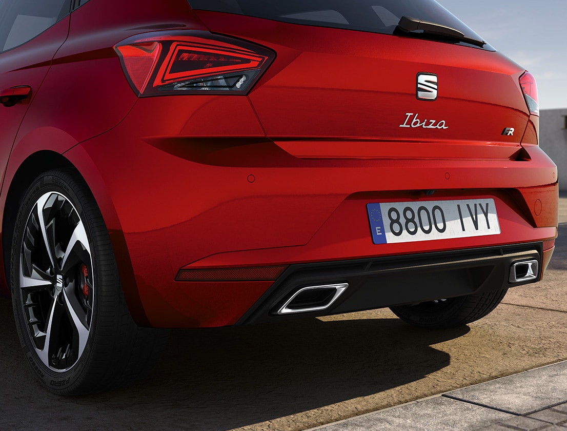 seat-ibiza-color-rojo-desire-tubos-de-escape-integrados