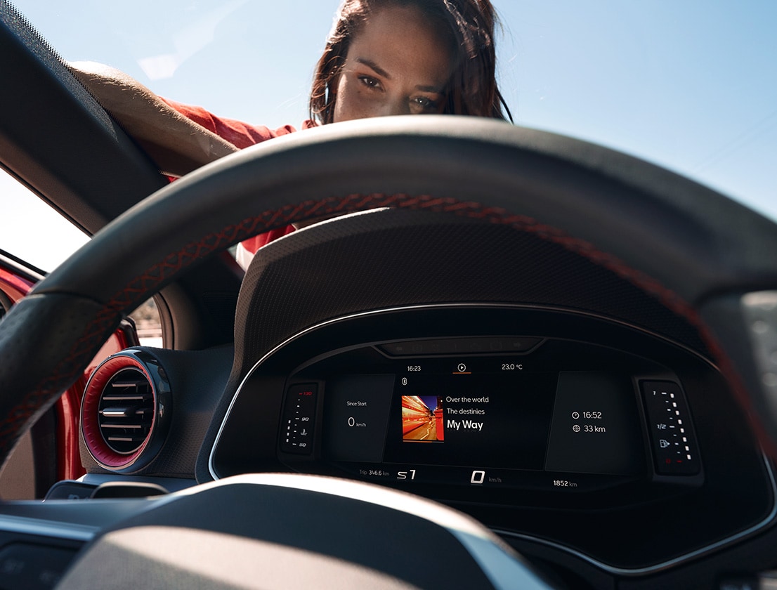 seat-ibiza-vista-interior-digital-cockpit-mujer-mirando