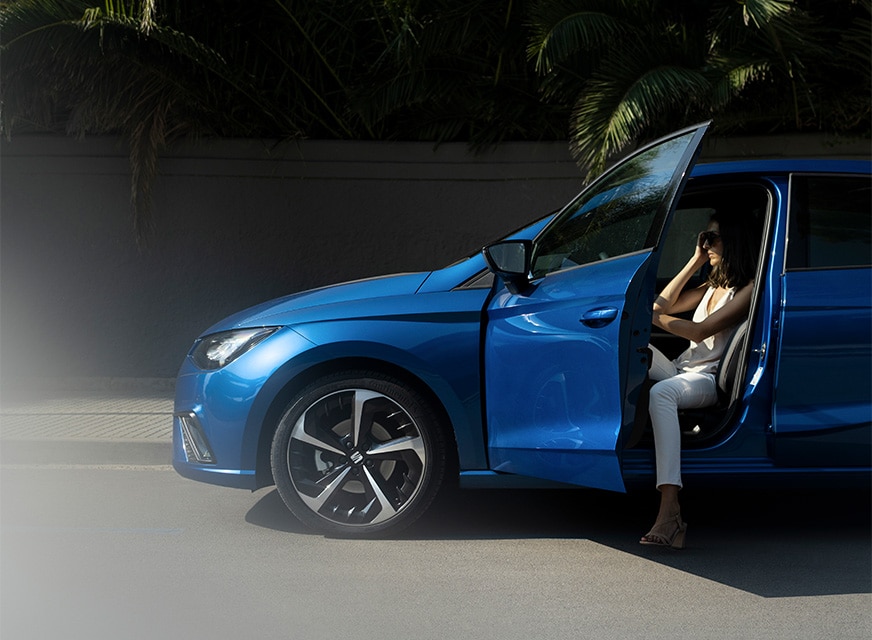 Vista lateral del SEAT Ibiza en color Azul Saphire