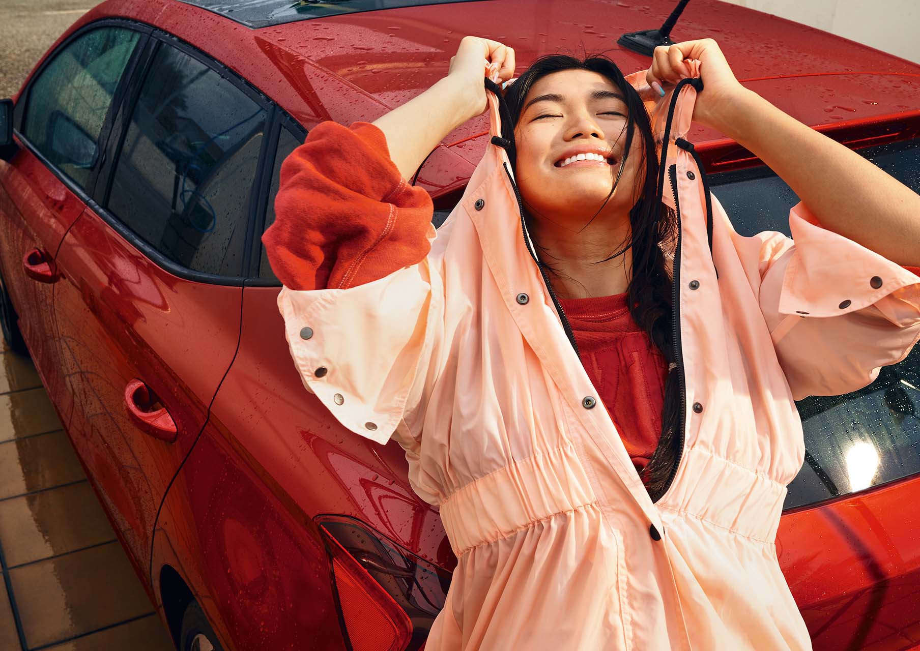 mujer-sonriendo-apoyándose-en-seat-ibiza-rojo-desire