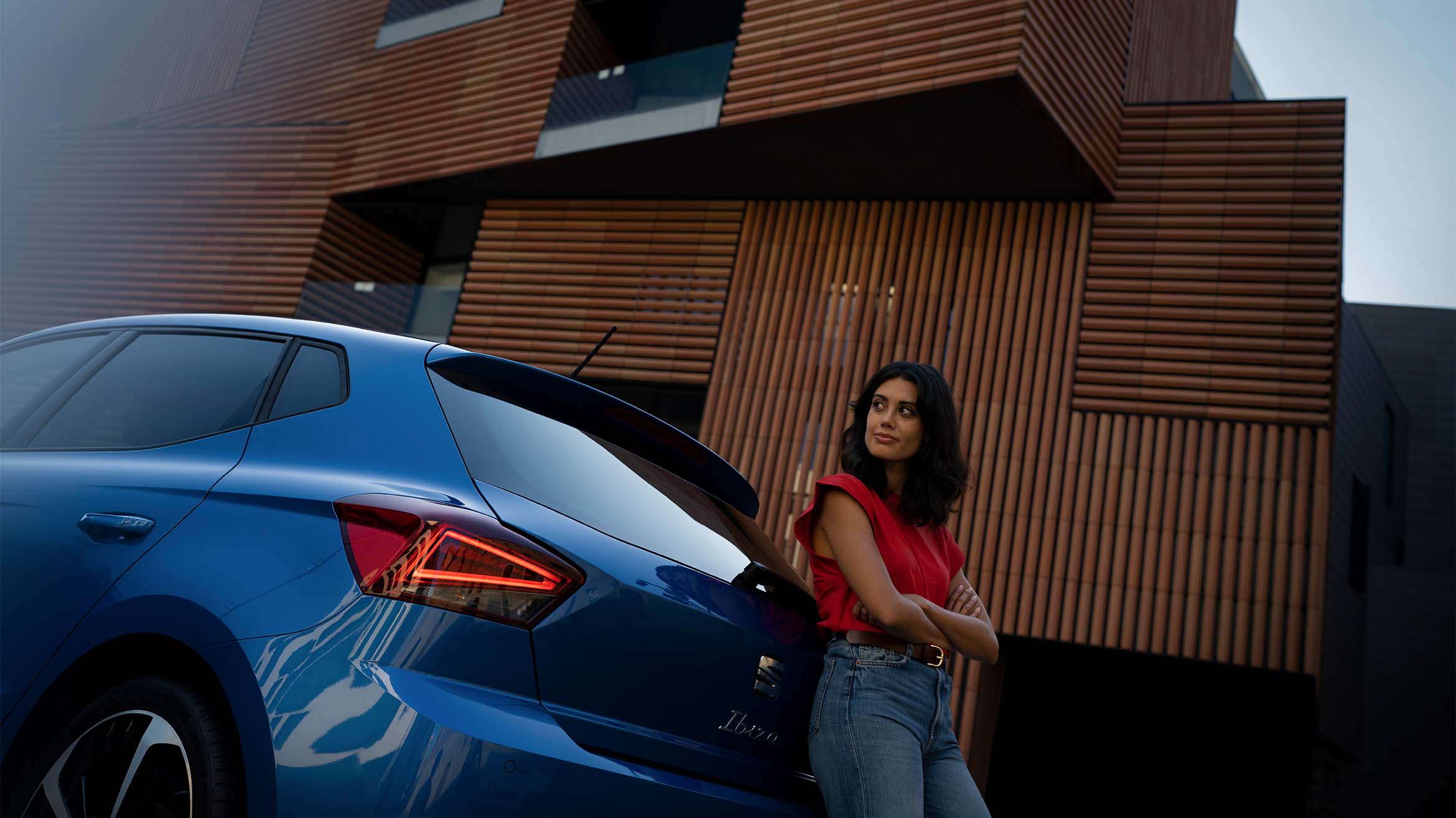 Mujer apoyada en el SEAT Ibiza en color Azul Saphire