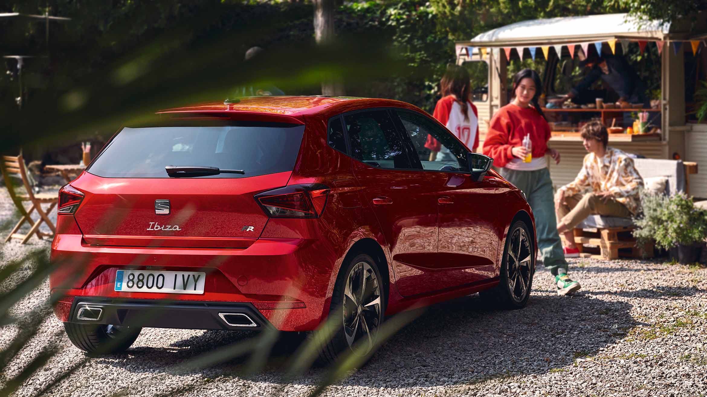 amigos-caminando-seat-ibiza-color-rojo-desire