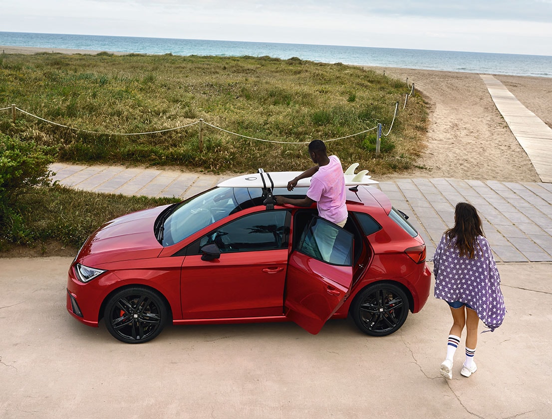 hombre-instalando-portasurf-seat-ibiza-color-rojo-desire