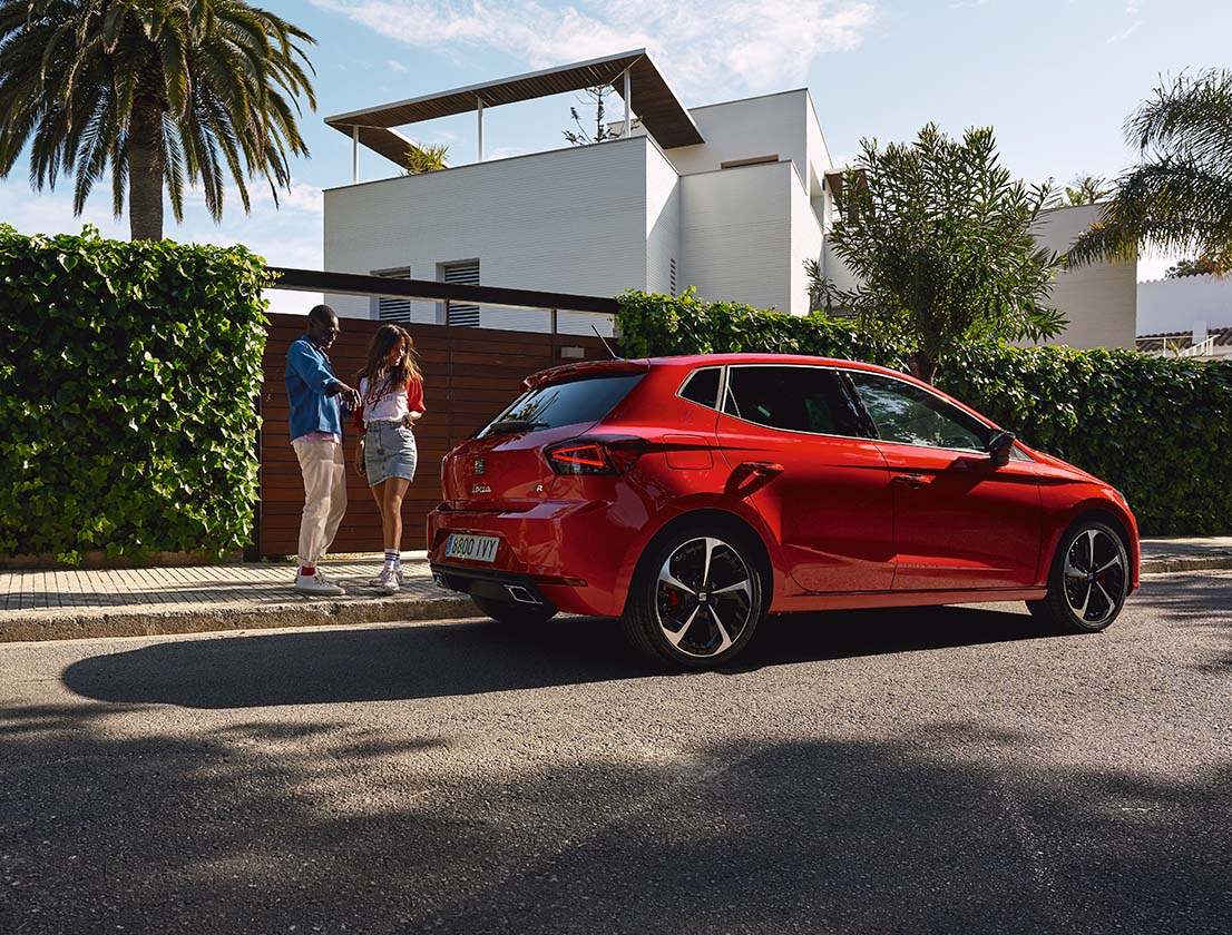 pareja-mirando-al-seat-ibiza-color-rojo-desire