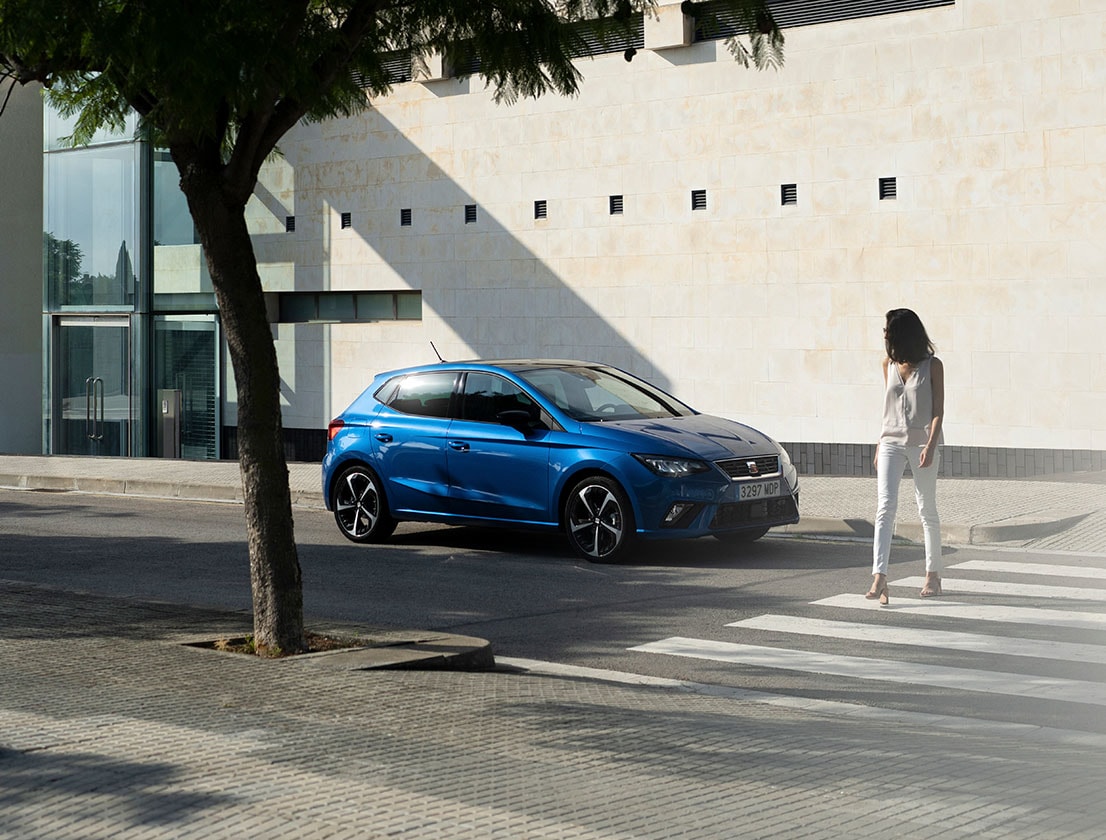 Chica en la ciudad con su SEAT Ibiza FR en color Azul Saphire