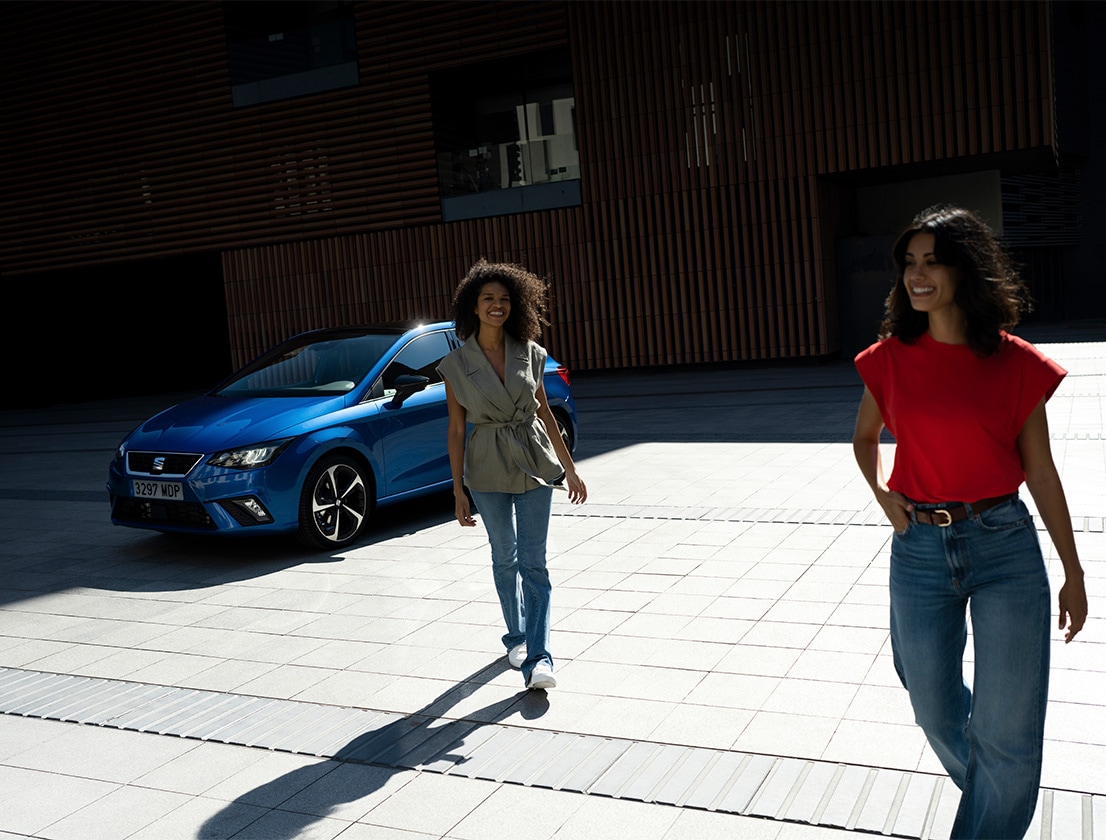 Dos chicas alejándose del SEAT Ibiza FR