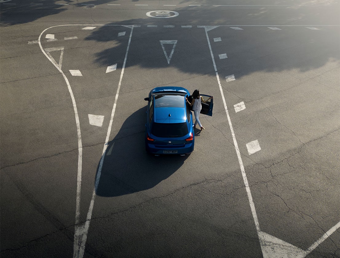 Mujer entrando en el SEAT Ibiza en color Azul Saphire