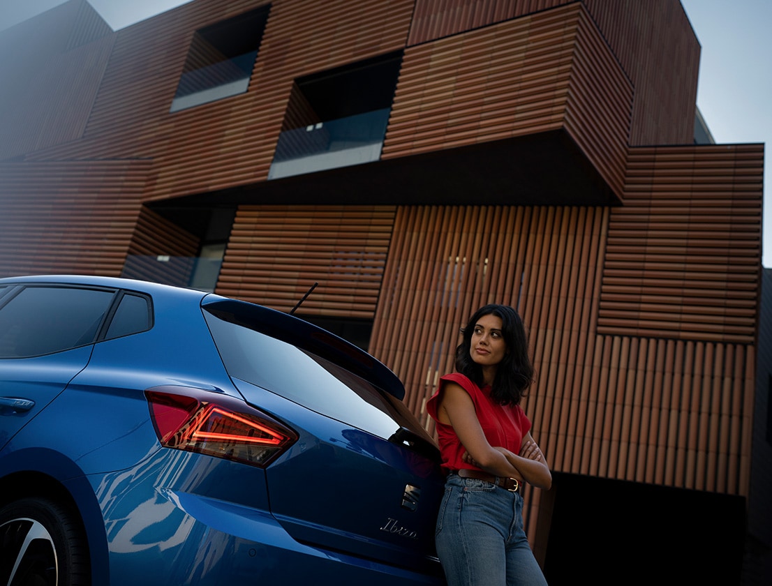 Mujer apoyada en el SEAT Ibiza en color Azul Saphire