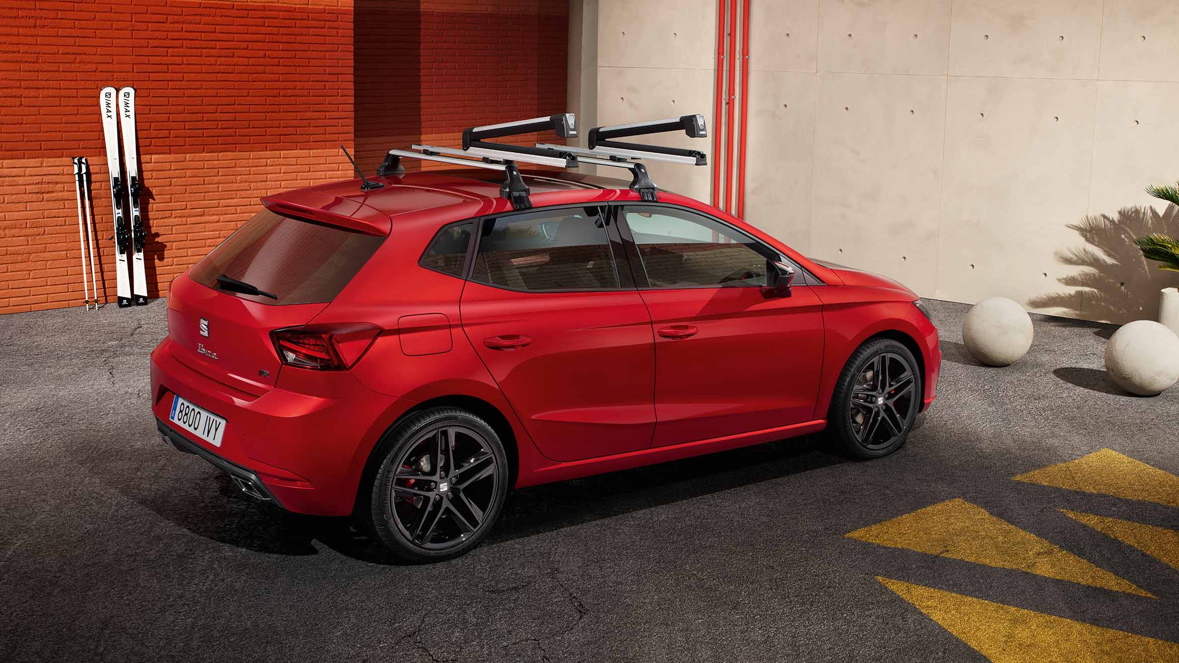 SEAT Ibiza en color Rojo Desire con accesorio portabicicletas