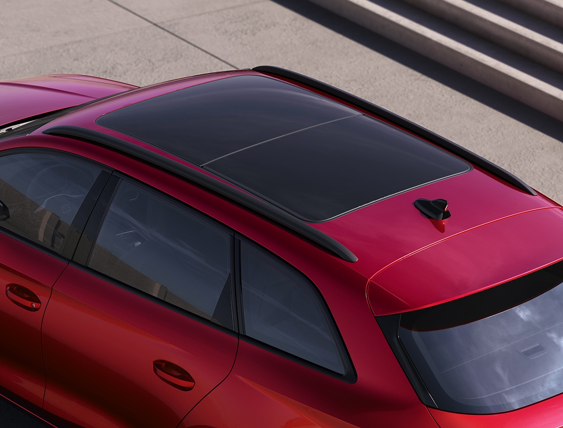 SEAT León Sportstourer FR acabado en color rojo Desire con techo panorámico
