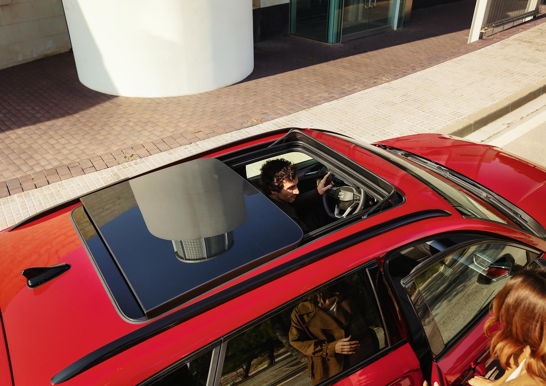 vista superior del SEAT León Sportstourer FR acabado en color rojo Desire con techo panorámico