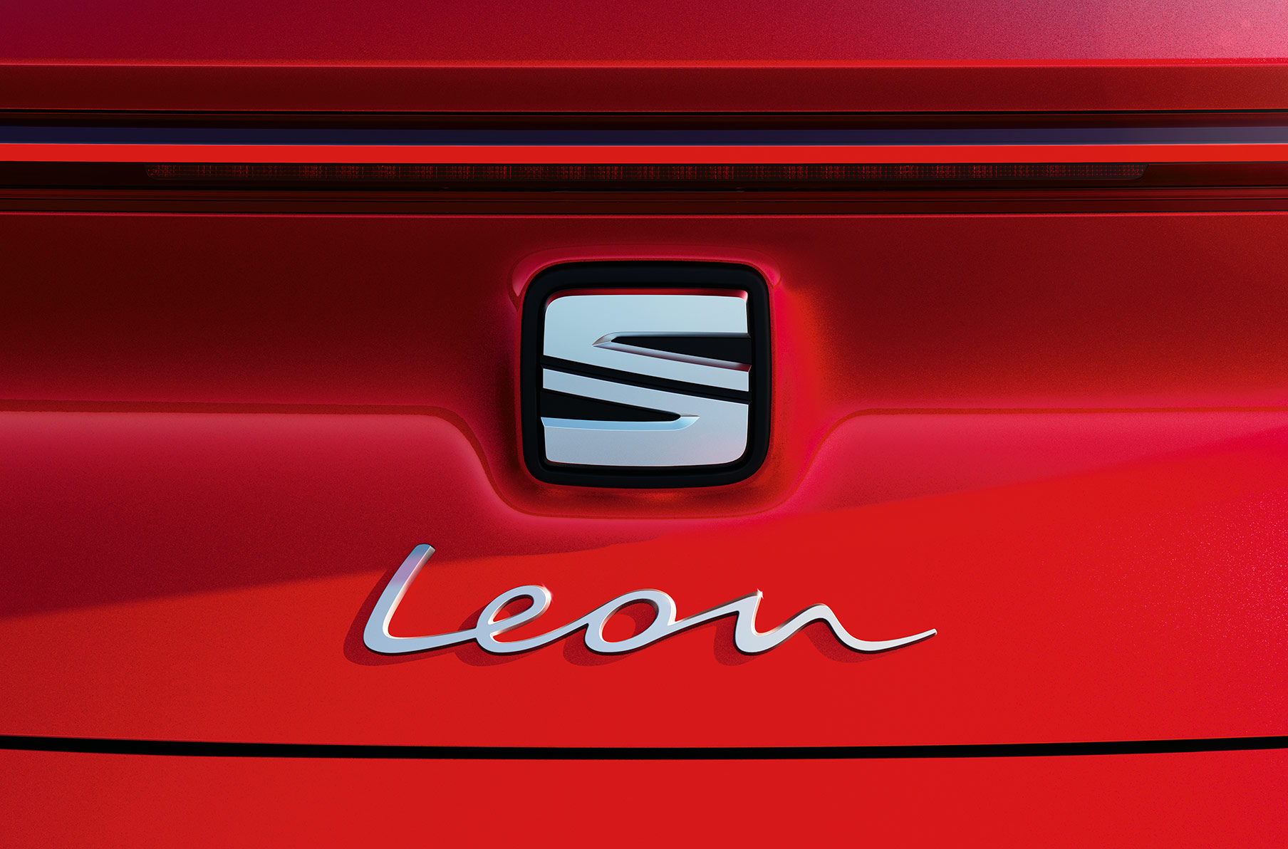 SEAT León color rojo Pure con León manuscrito