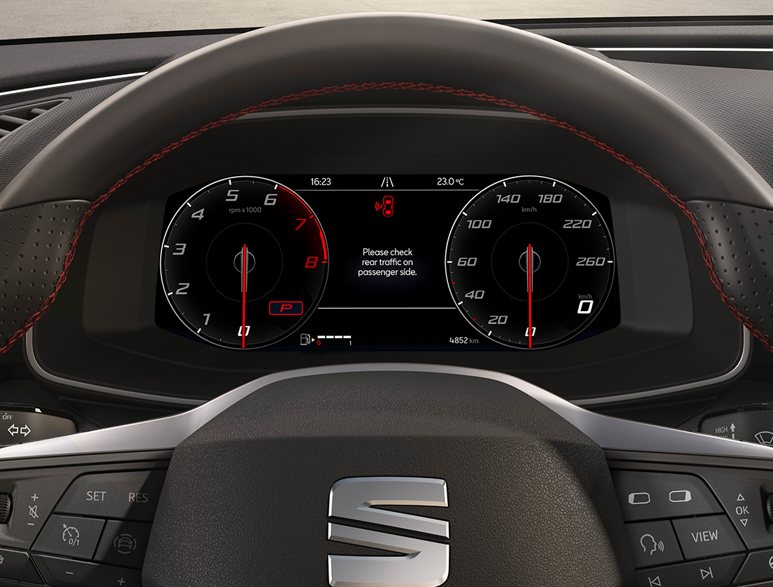 digital cockpit del SEAT León con asistente de salida