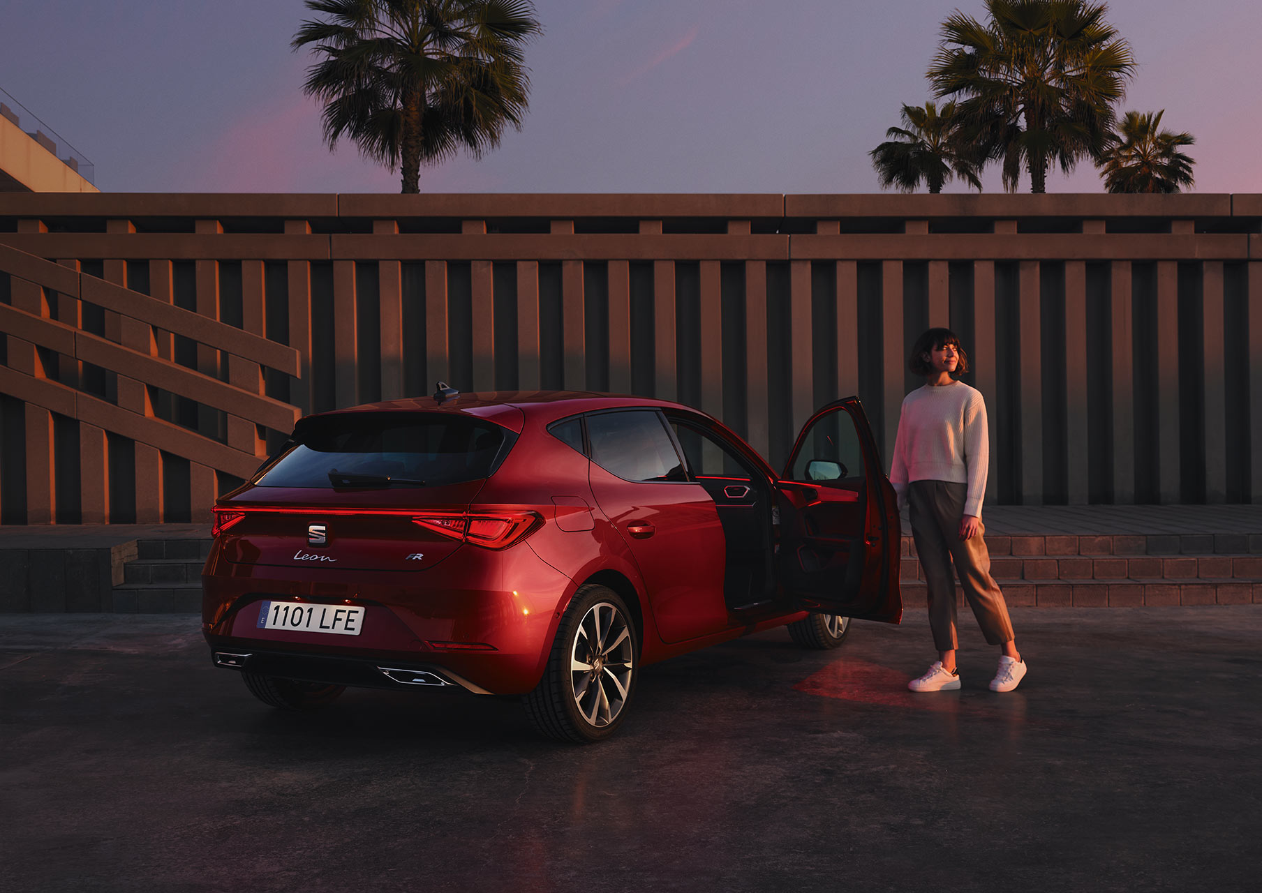 mujer abriendo SEAT León color rojo Desire moldura de las puertas laterales