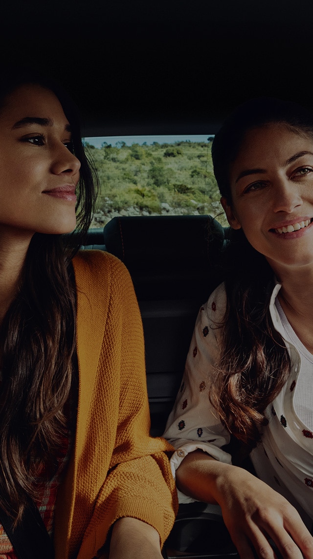 pareja hablando dentro de SEAT León color rojo Desire