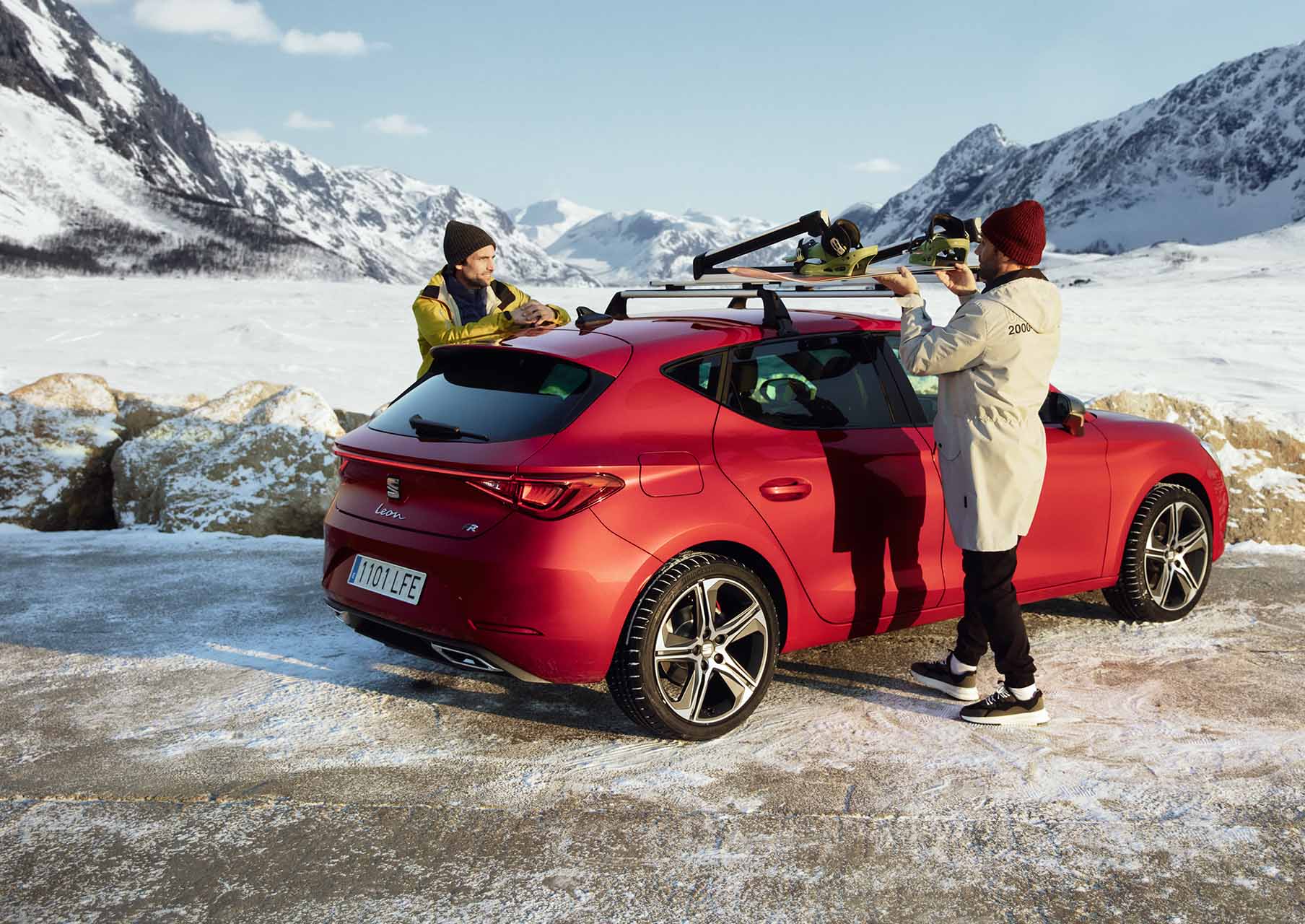 amigos poniendo el portaesquís en el SEAT León color rojo Desire