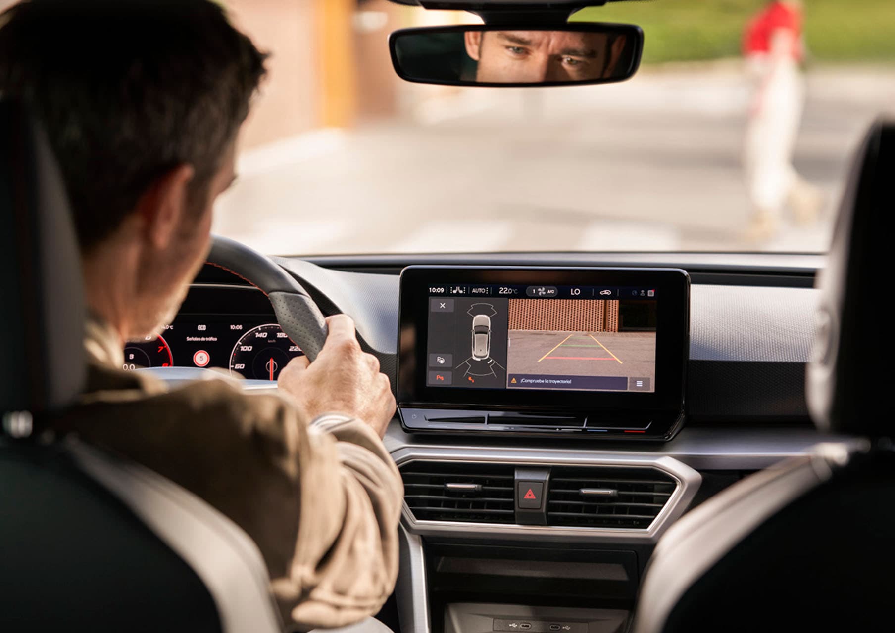 hombre conduciendo un SEAT León utilizando el sistema de navegación