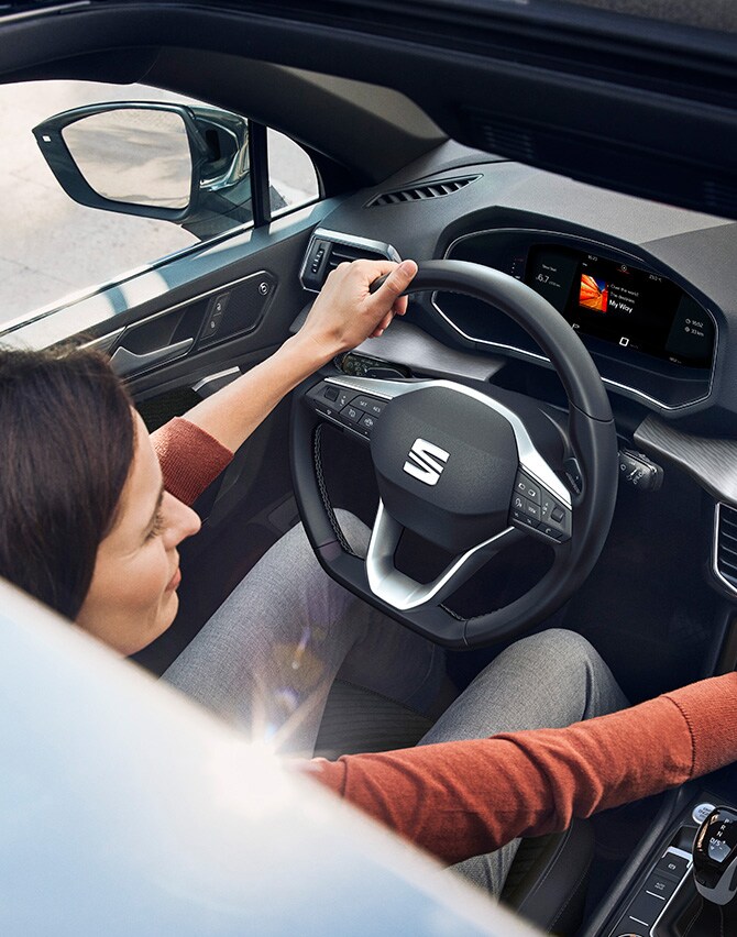 Asiento del conductor y volante del nuevo SEAT Tarraco XPERIENCE .