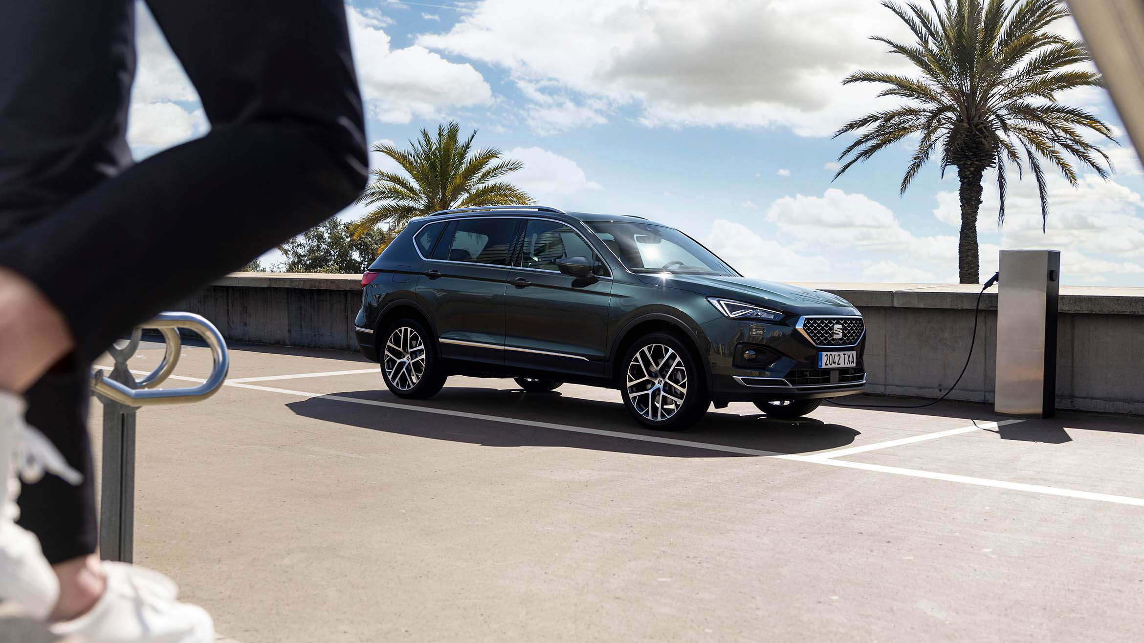 Vista interior de un hombre abriendo el nuevo SEAT Tarraco XPERIENCE con los nuevos asientos tapizados 