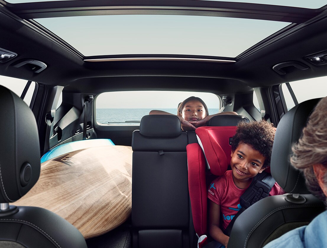 Familia en el nuevo SEAT Tarraco XPERIENCE de 7 plazas con techo solar 