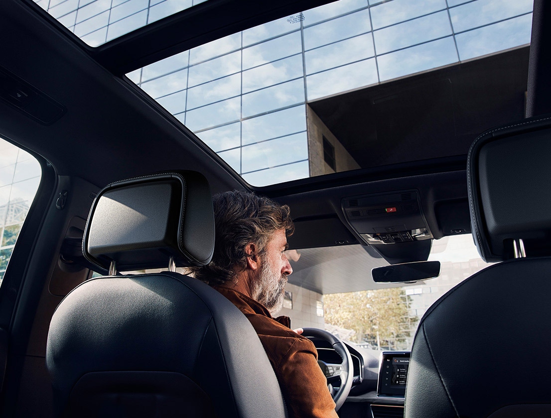 Hombre conduciendo el nuevo SEAT Tarraco XPERIENCE  