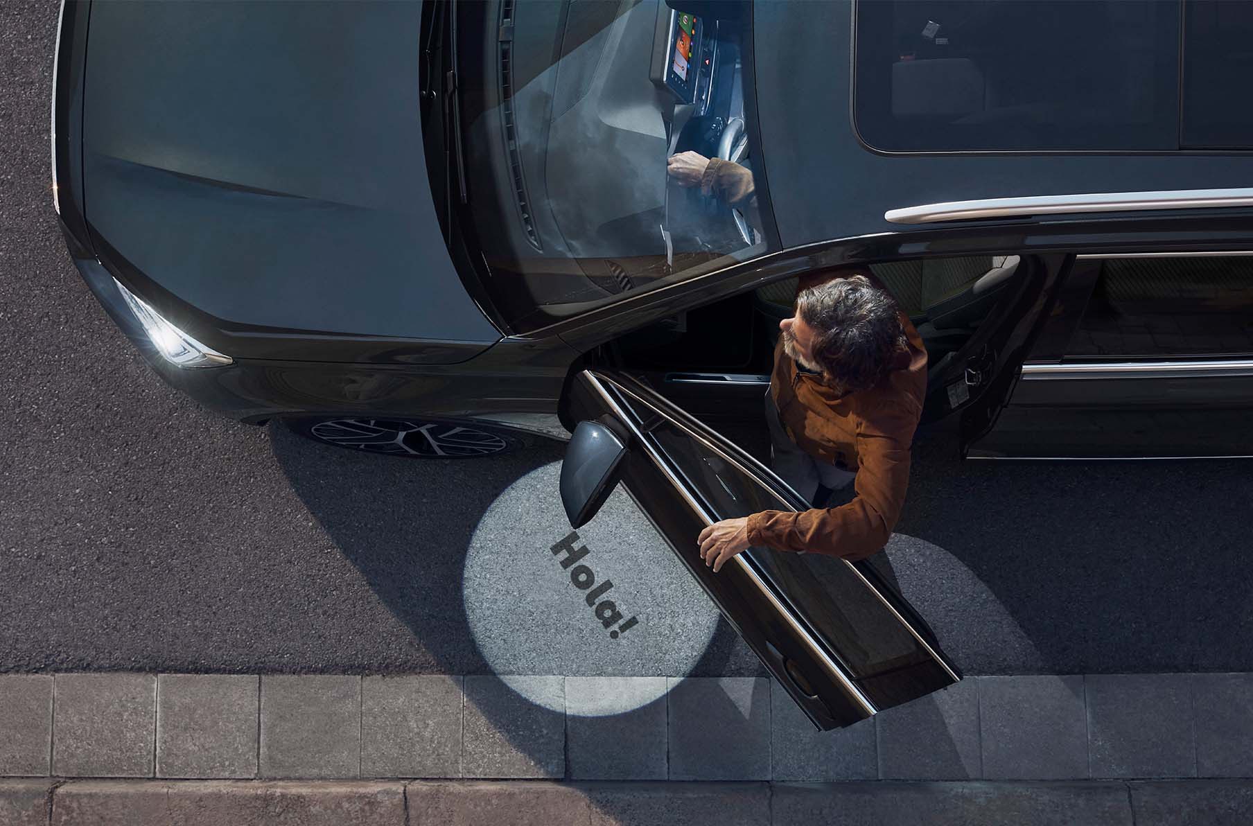 Vista desde dron de un hombre entrando en el nuevo SEAT Tarraco XPERIENCE