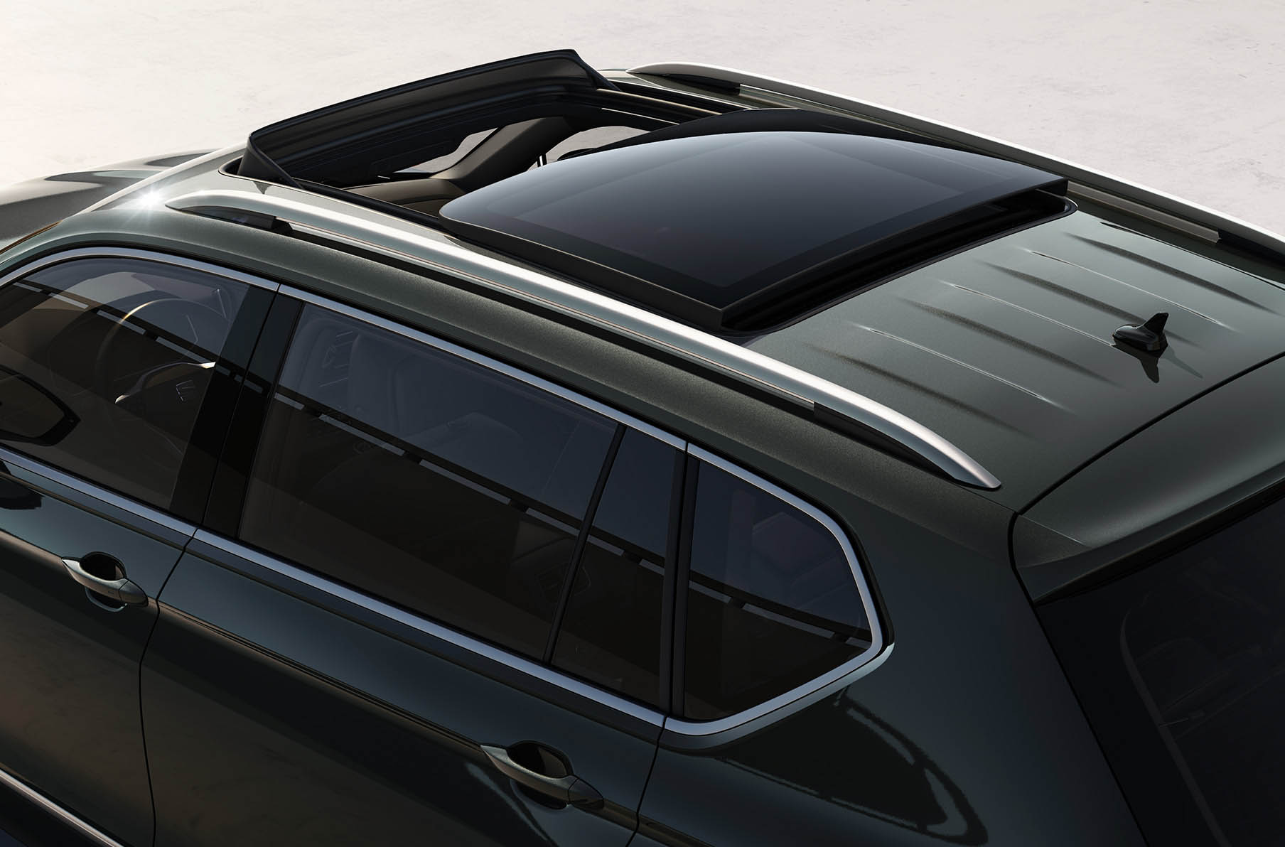 El nuevo SEAT Tarraco XPERIENCE con el techo solar panorámico abierto 