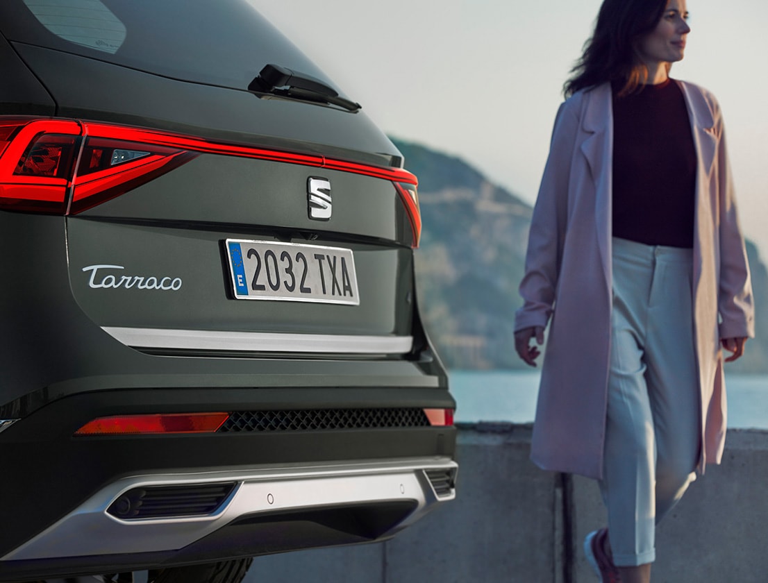 Vista posterior del nuevo SEAT Tarraco XPERIENCE en color Dark Camouflage