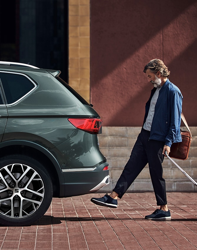 Hombre junto al nuevo SEAT Tarraco XPERIENCE con llantas de aleación